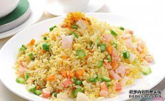 用鸡蛋做炒饭时，你先搅拌鸡蛋还是搅拌它们？
