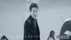 正如他在爱情故事中所写的那样，在一首古典情
