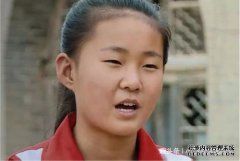 转型表：乡村女孩进入超市购买昂贵的小吃，富