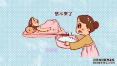 助产士的脚实际上踩到了孕妇的肚子上，试图将