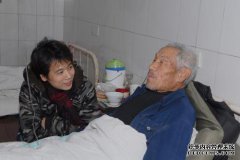 80岁男子呕吐紫色血