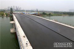 如果桥面的沥青路面变为波纹状，该怎么办？