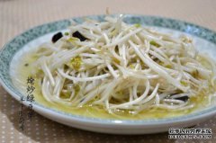 很棒的冬季素食，绿色蘑菇和绿豆芽