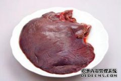 如何腌制猪肝加入香油以防止猪肝干燥。